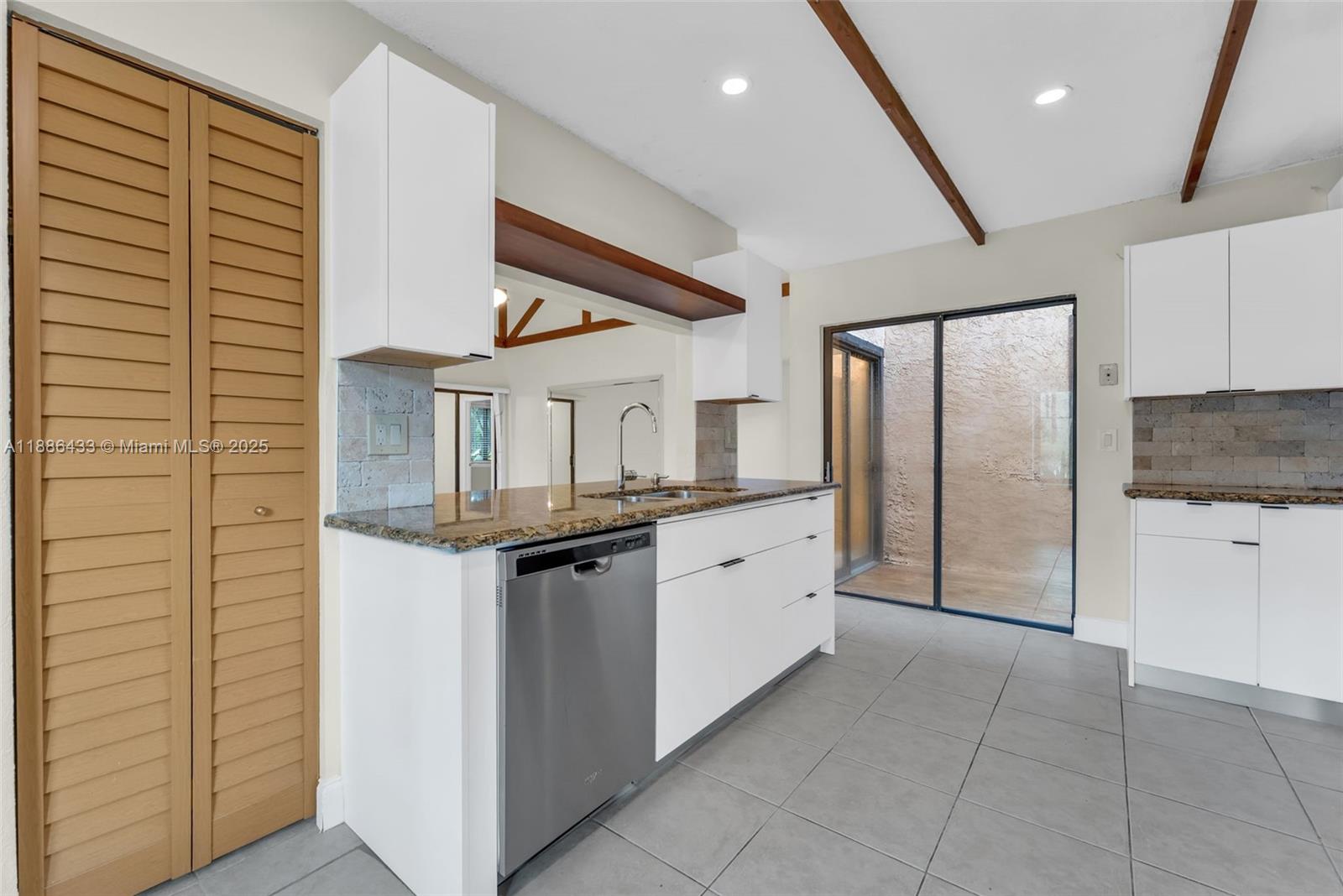 SPRINGTREE LAKES - Residential