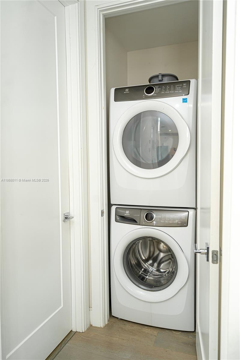 DOWNTOWN DORAL SOUTH PHAS - Residential