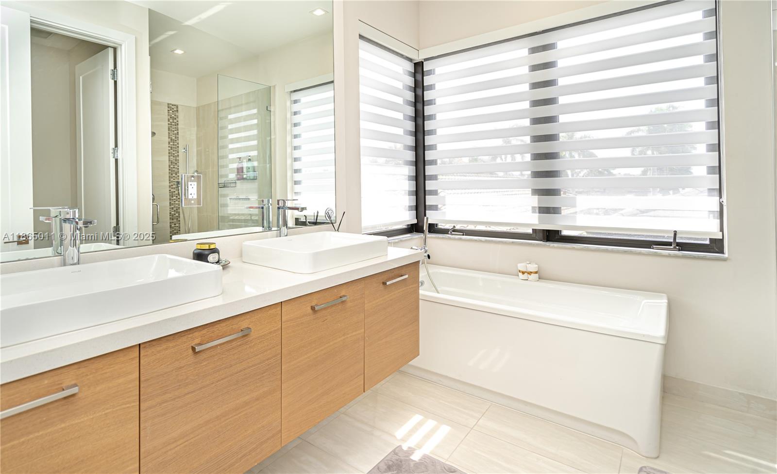 DOWNTOWN DORAL SOUTH PHAS - Residential