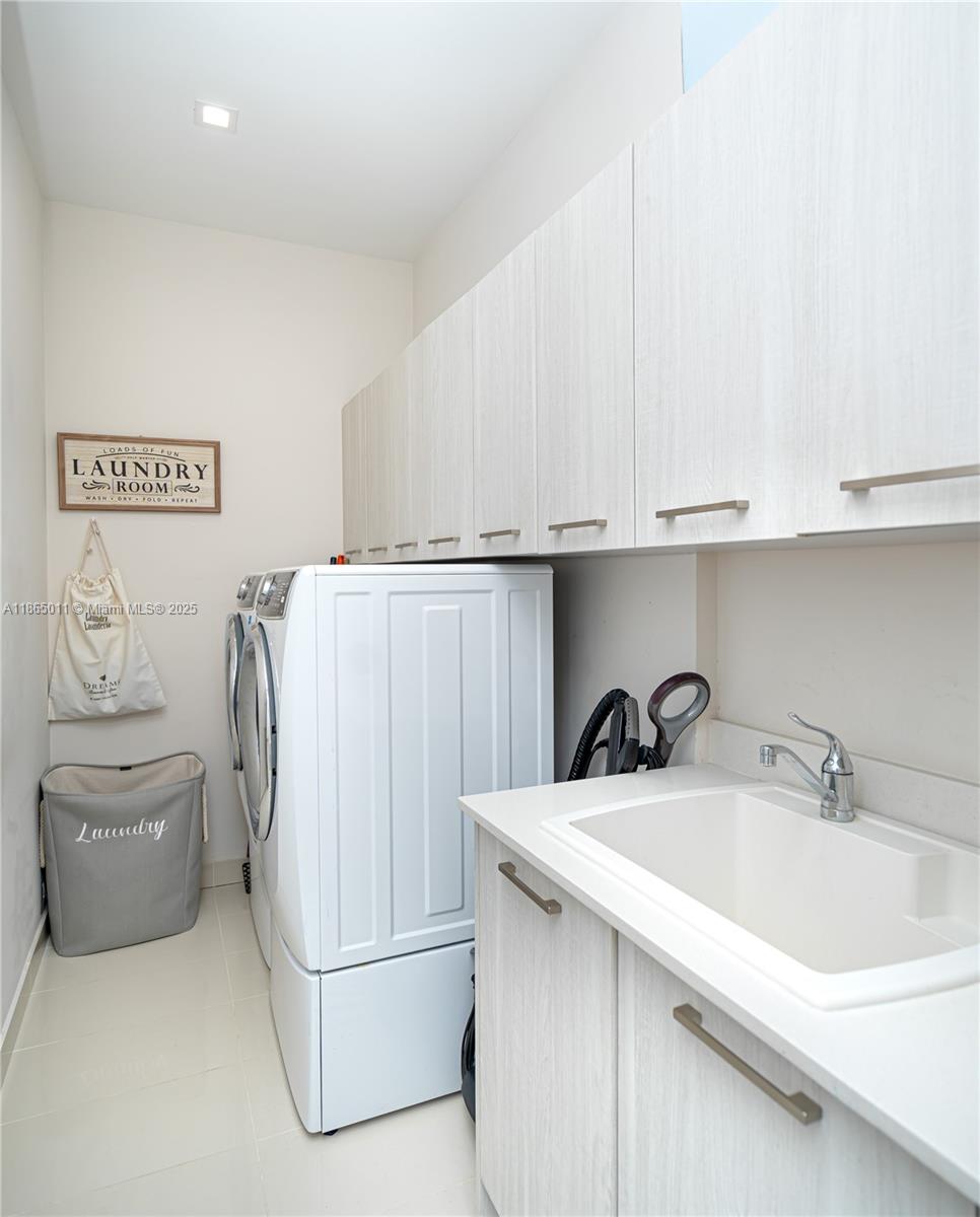 DOWNTOWN DORAL SOUTH PHAS - Residential