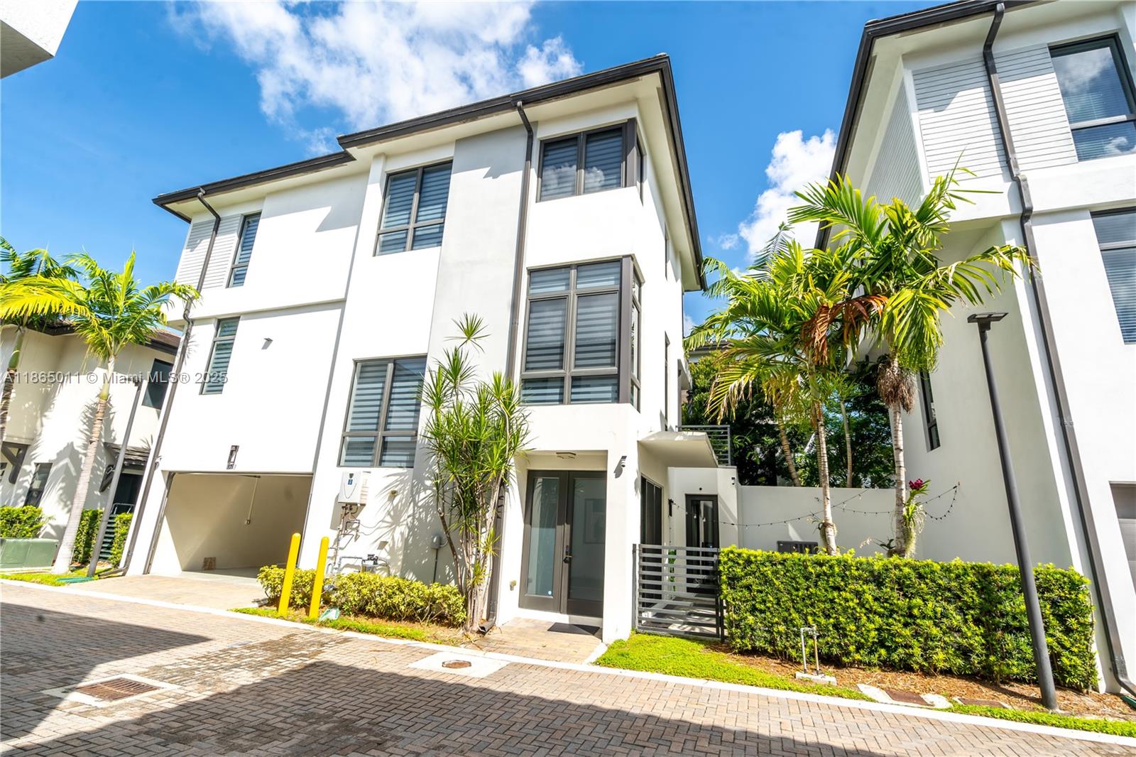 DOWNTOWN DORAL SOUTH PHAS - Residential