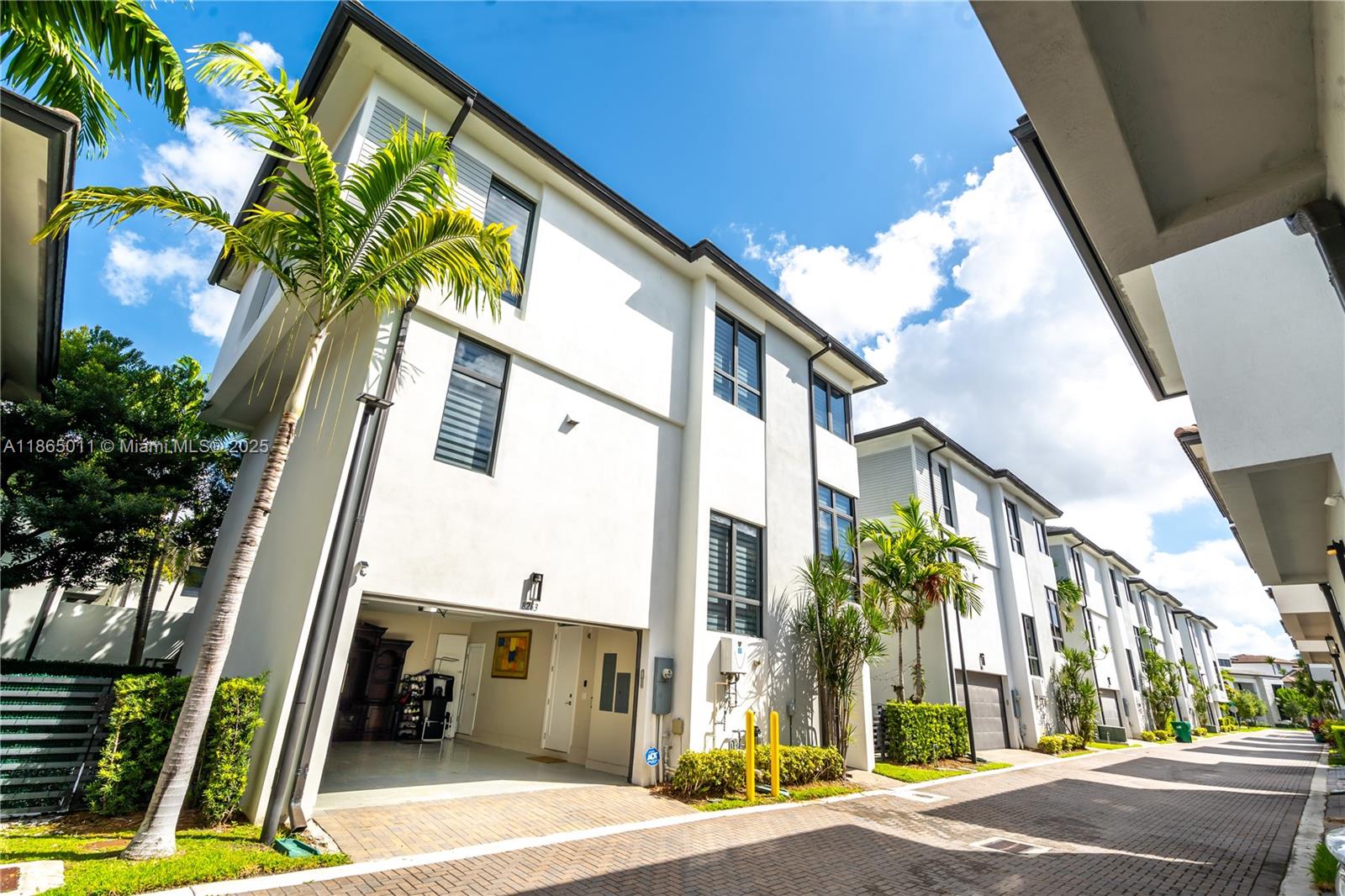 DOWNTOWN DORAL SOUTH PHAS - Residential