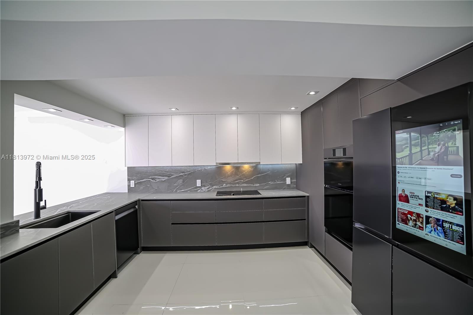 200 LESLIE CONDO - Residential