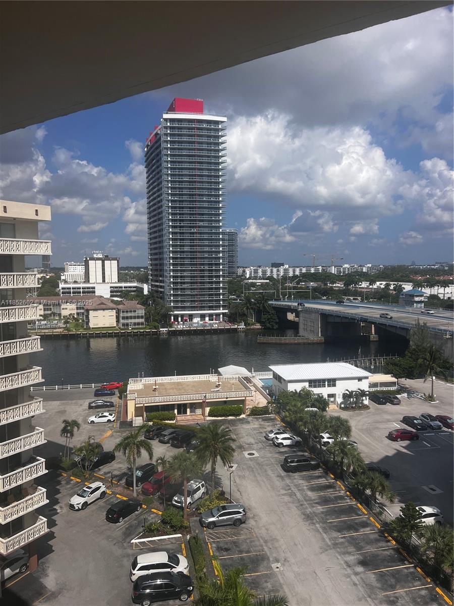 Location. Location. Location !!
Beautiful Condo completely updated. Walking distance to the beach, Walmart, Publix & principal stores.
1 bed / 1 bath with 672 sf.
Nice view of intracostal !!
It wont last !!