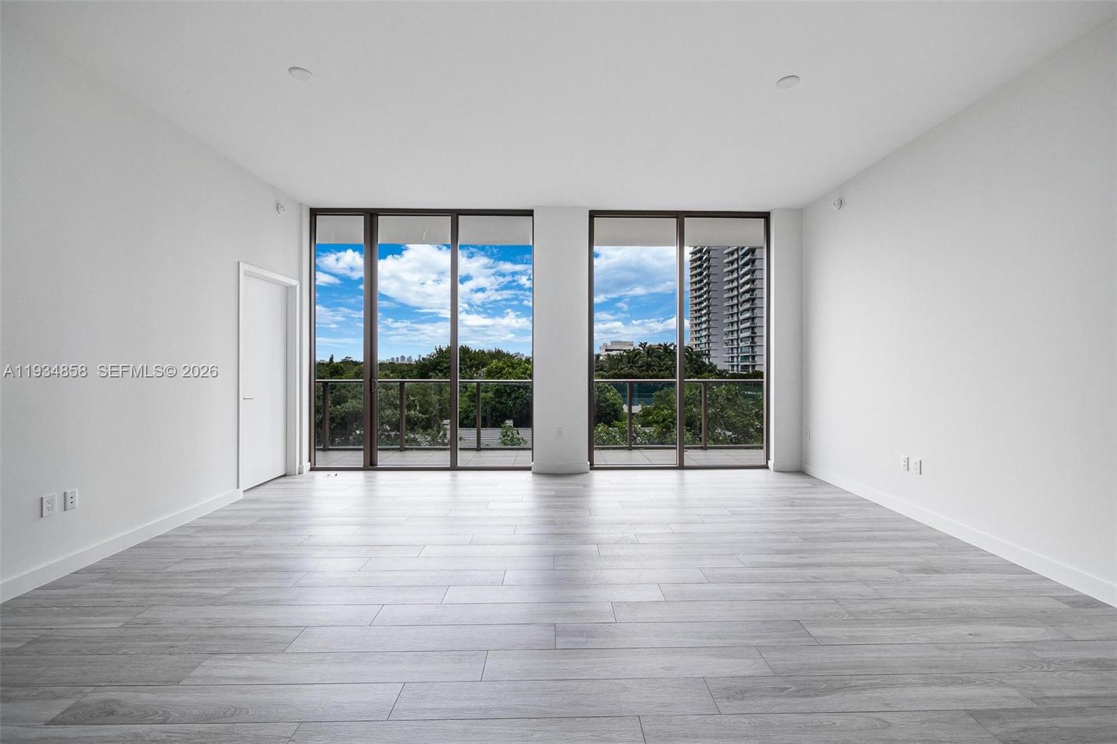 2678 Tigertail Ave 404