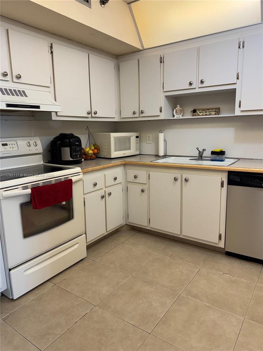 Address Not Disclosed, Hollywood, Broward County, Florida - 3 Bedrooms  
2 Bathrooms - 