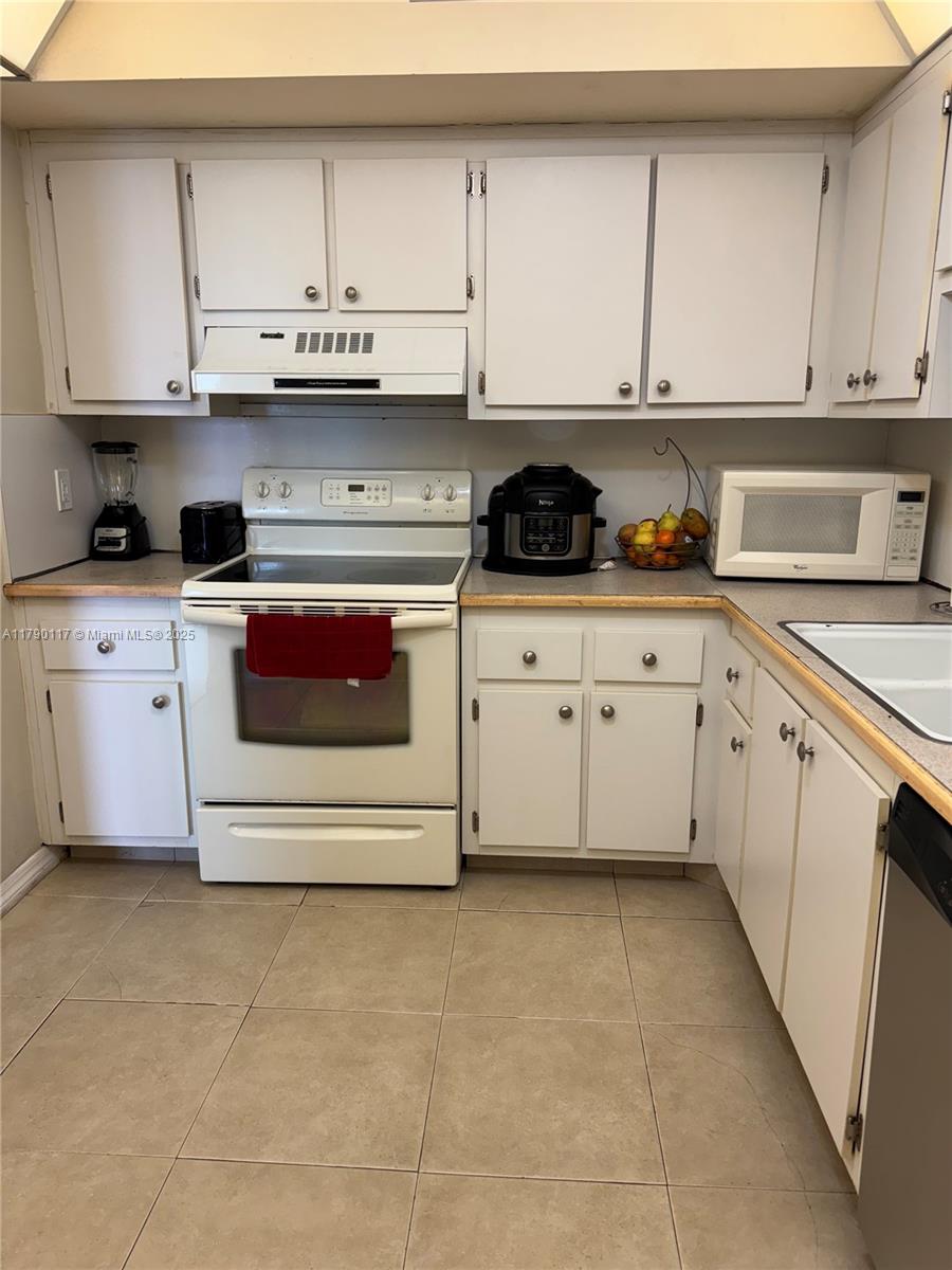 HILLCREST EAST NO 20 COND - Residential