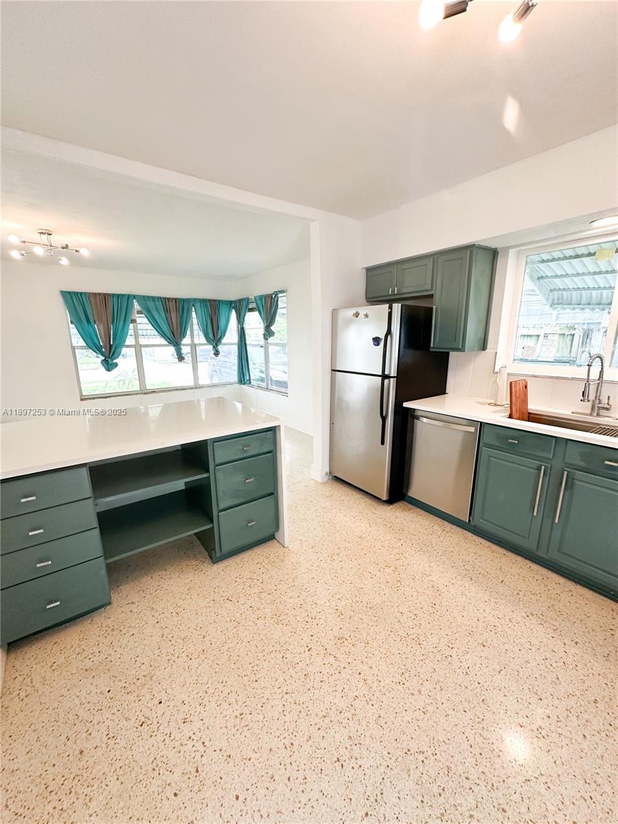 ST JAMES PARK DELMAR - Residential Lease