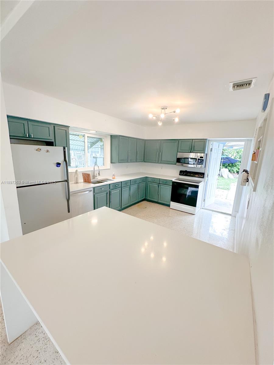 ST JAMES PARK DELMAR - Residential Lease