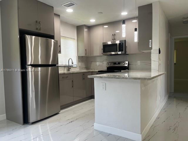 4040 Nw 31st Ter 4, Lauderdale Lakes, Broward County, Florida - 2 Bedrooms  
1 Bathrooms - 