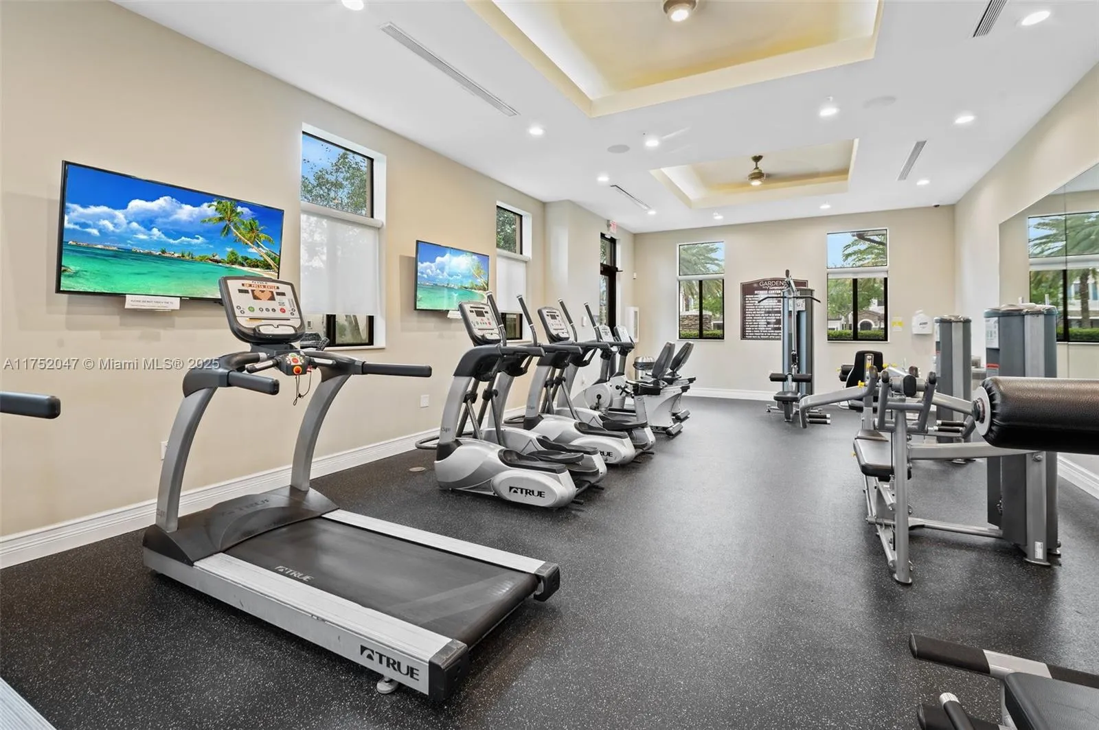 Miami, Florida 33196, United States, 2 Bedrooms Bedrooms, ,3 BathroomsBathrooms,Residential,Pending,83265