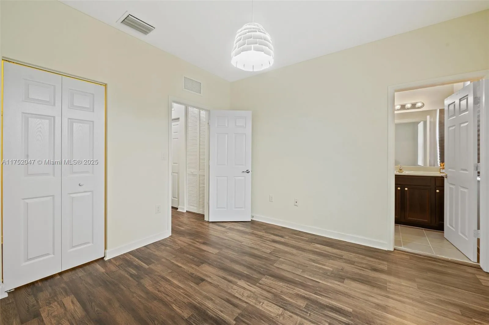 Miami, Florida 33196, United States, 2 Bedrooms Bedrooms, ,3 BathroomsBathrooms,Residential,Pending,83265