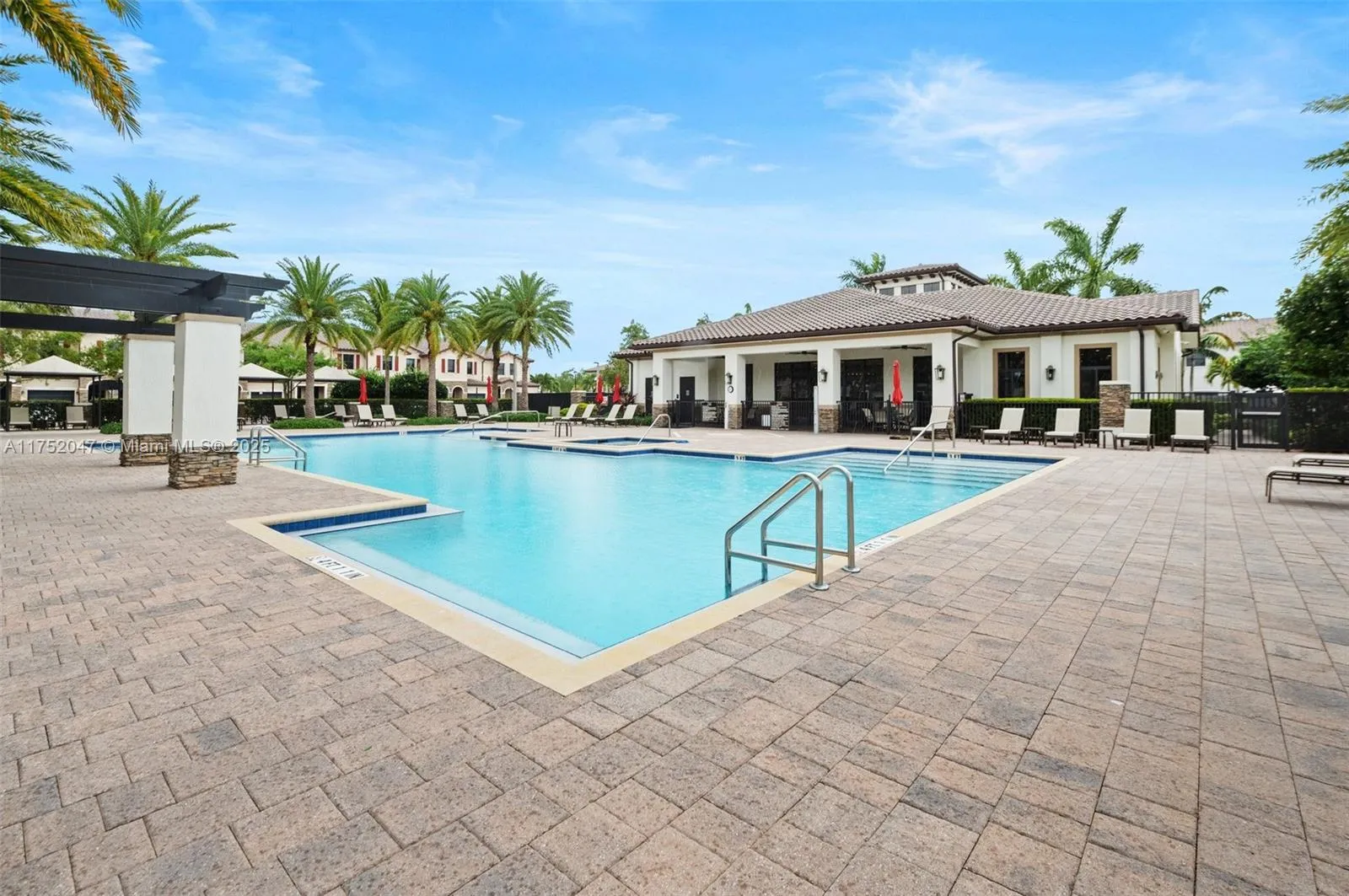 Miami, Florida 33196, United States, 2 Bedrooms Bedrooms, ,3 BathroomsBathrooms,Residential,Pending,83265