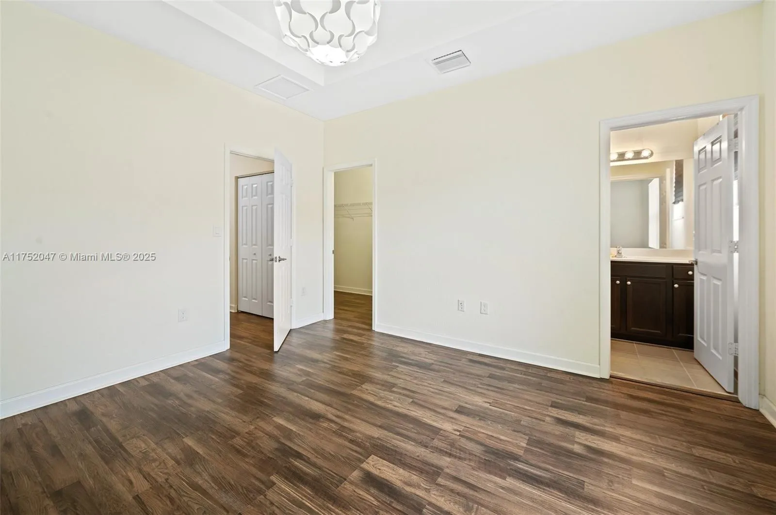 Miami, Florida 33196, United States, 2 Bedrooms Bedrooms, ,3 BathroomsBathrooms,Residential,Pending,83265