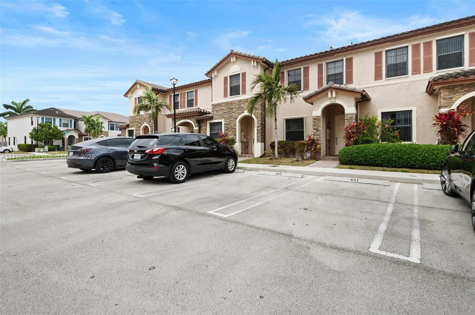 Miami, Florida 33196, United States, 2 Bedrooms Bedrooms, ,3 BathroomsBathrooms,Residential,Pending,83265