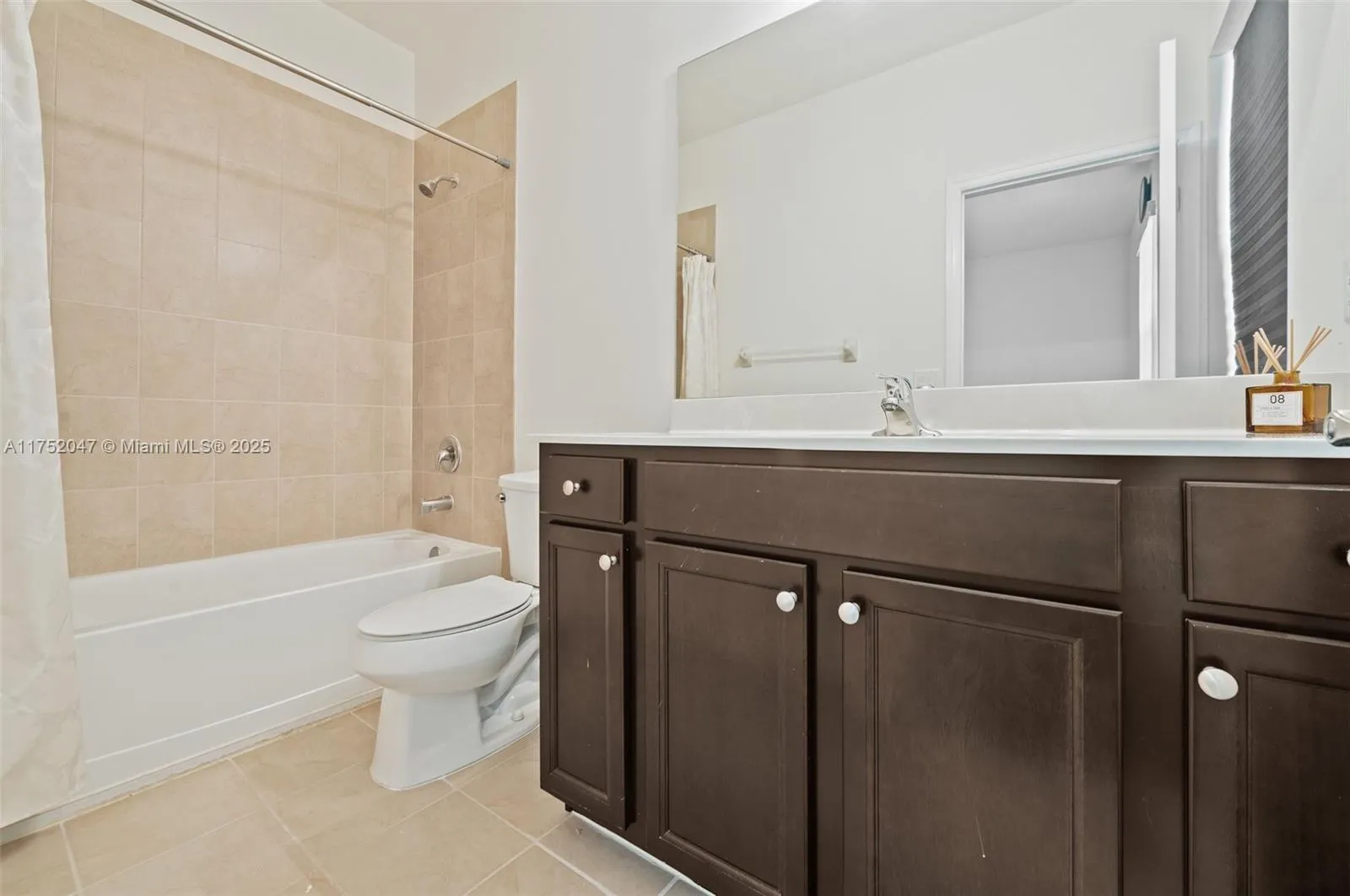 Miami, Florida 33196, United States, 2 Bedrooms Bedrooms, ,3 BathroomsBathrooms,Residential,Pending,83265