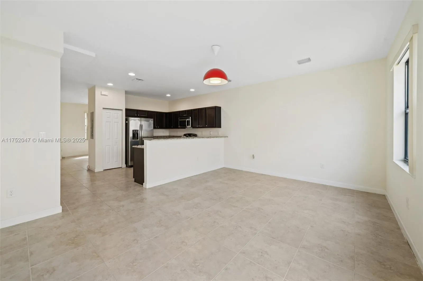 Miami, Florida 33196, United States, 2 Bedrooms Bedrooms, ,3 BathroomsBathrooms,Residential,Pending,83265