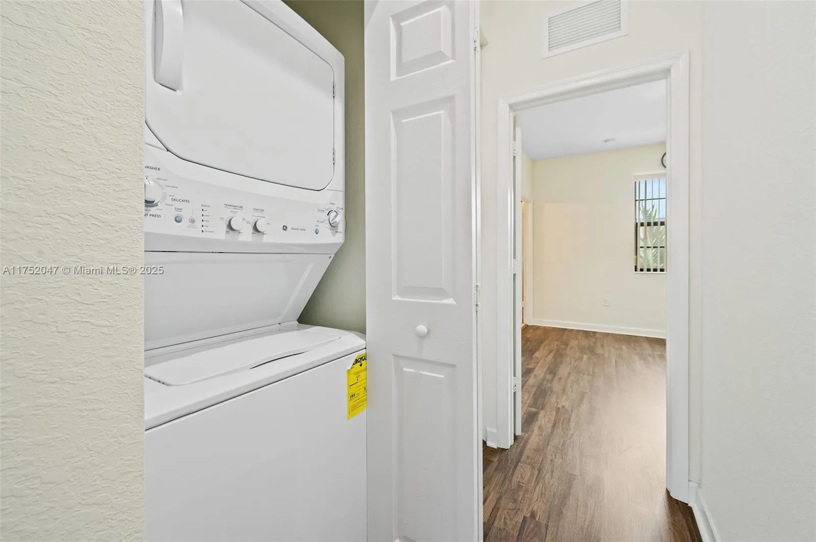 Miami, Florida 33196, United States, 2 Bedrooms Bedrooms, ,3 BathroomsBathrooms,Residential,Pending,83265