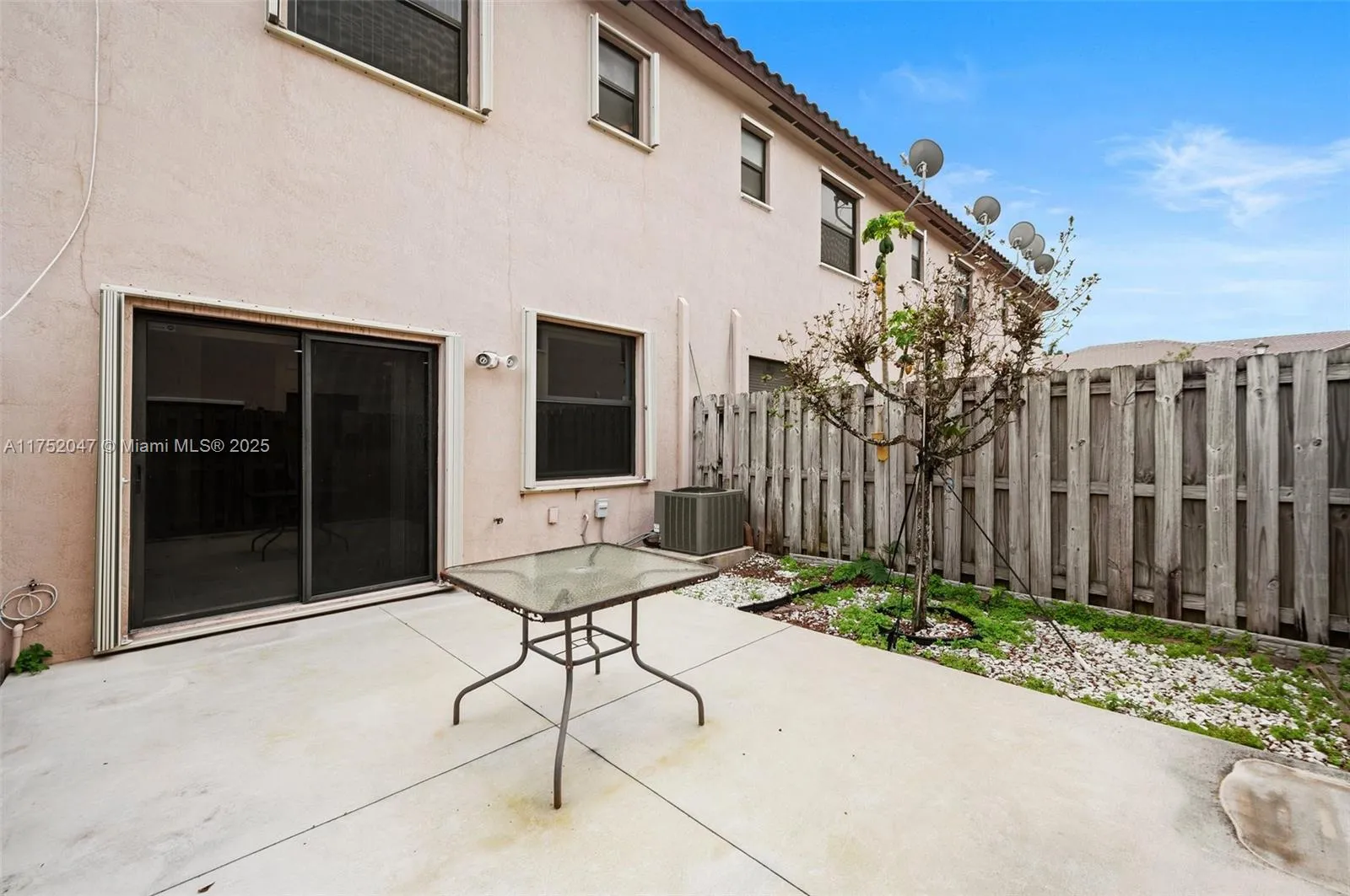 Miami, Florida 33196, United States, 2 Bedrooms Bedrooms, ,3 BathroomsBathrooms,Residential,Pending,83265