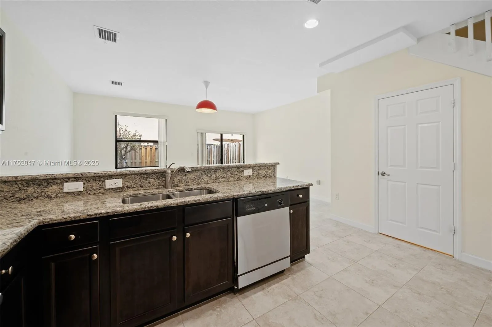 Miami, Florida 33196, United States, 2 Bedrooms Bedrooms, ,3 BathroomsBathrooms,Residential,Pending,83265