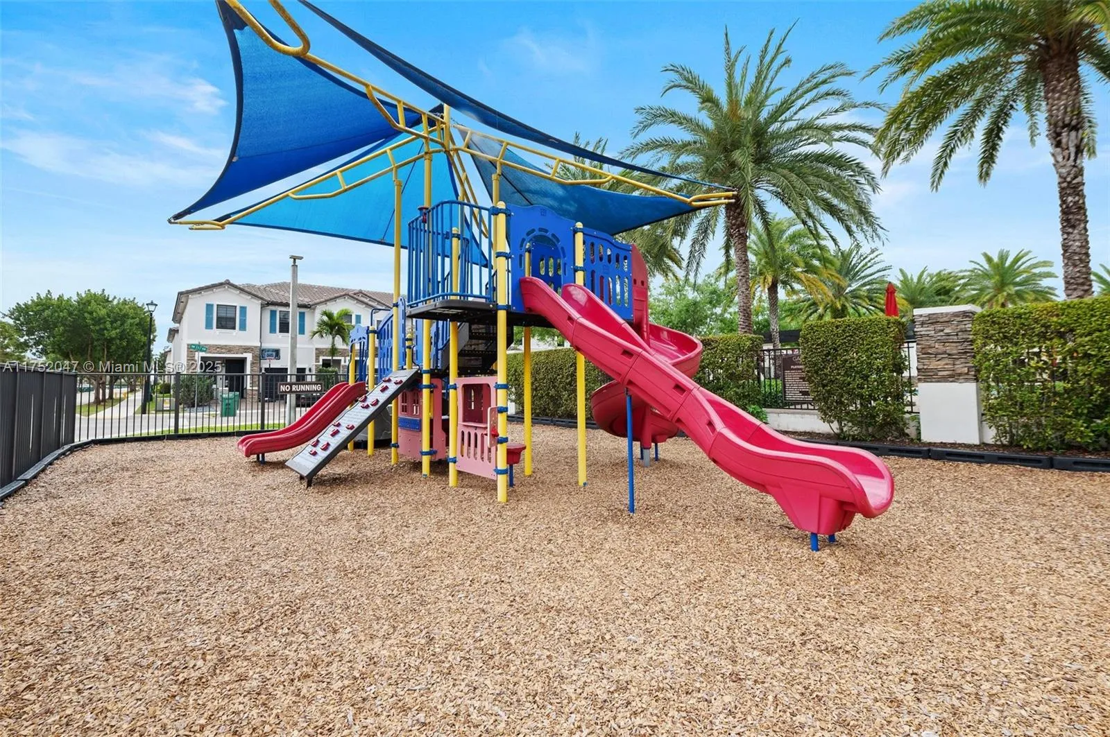 Miami, Florida 33196, United States, 2 Bedrooms Bedrooms, ,3 BathroomsBathrooms,Residential,Pending,83265