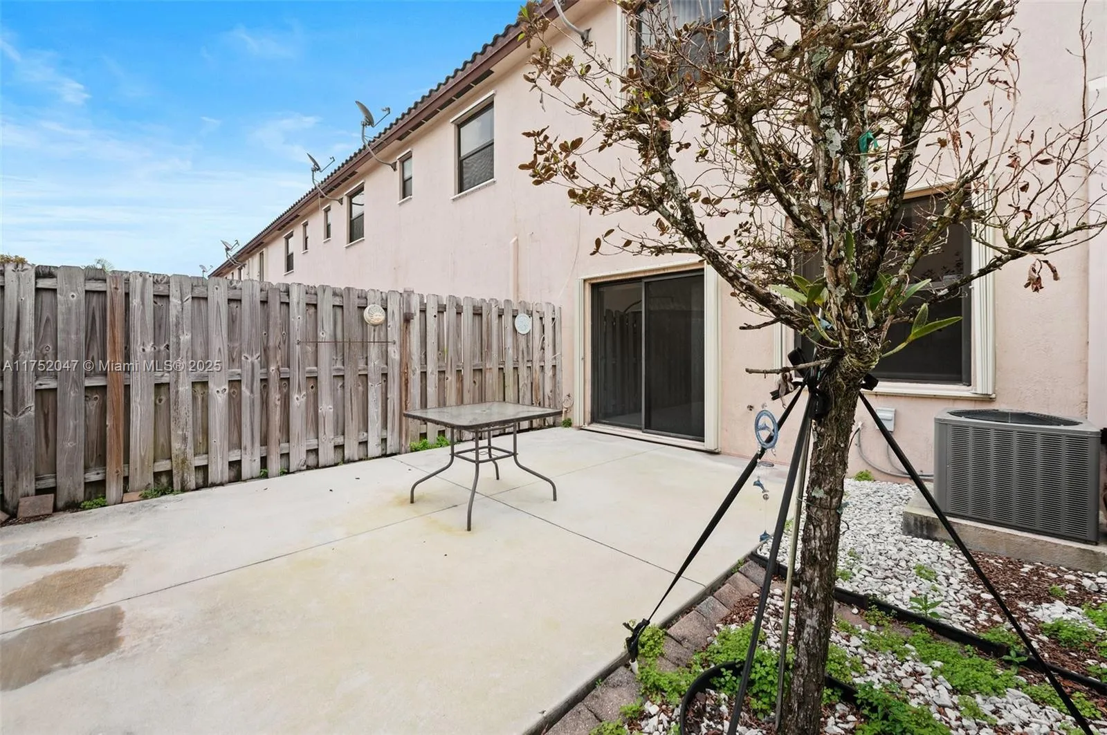 Miami, Florida 33196, United States, 2 Bedrooms Bedrooms, ,3 BathroomsBathrooms,Residential,Pending,83265