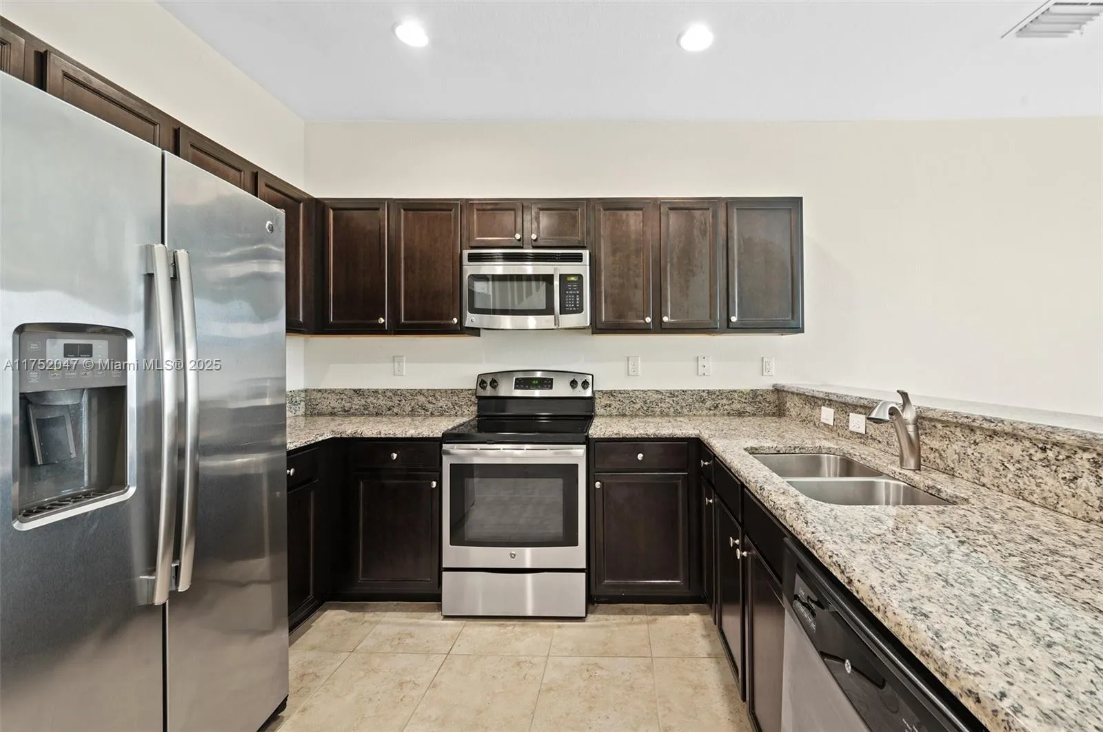 Miami, Florida 33196, United States, 2 Bedrooms Bedrooms, ,3 BathroomsBathrooms,Residential,Pending,83265