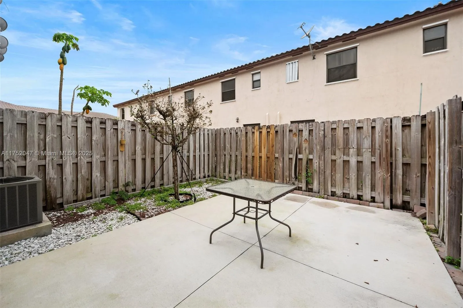 Miami, Florida 33196, United States, 2 Bedrooms Bedrooms, ,3 BathroomsBathrooms,Residential,Pending,83265