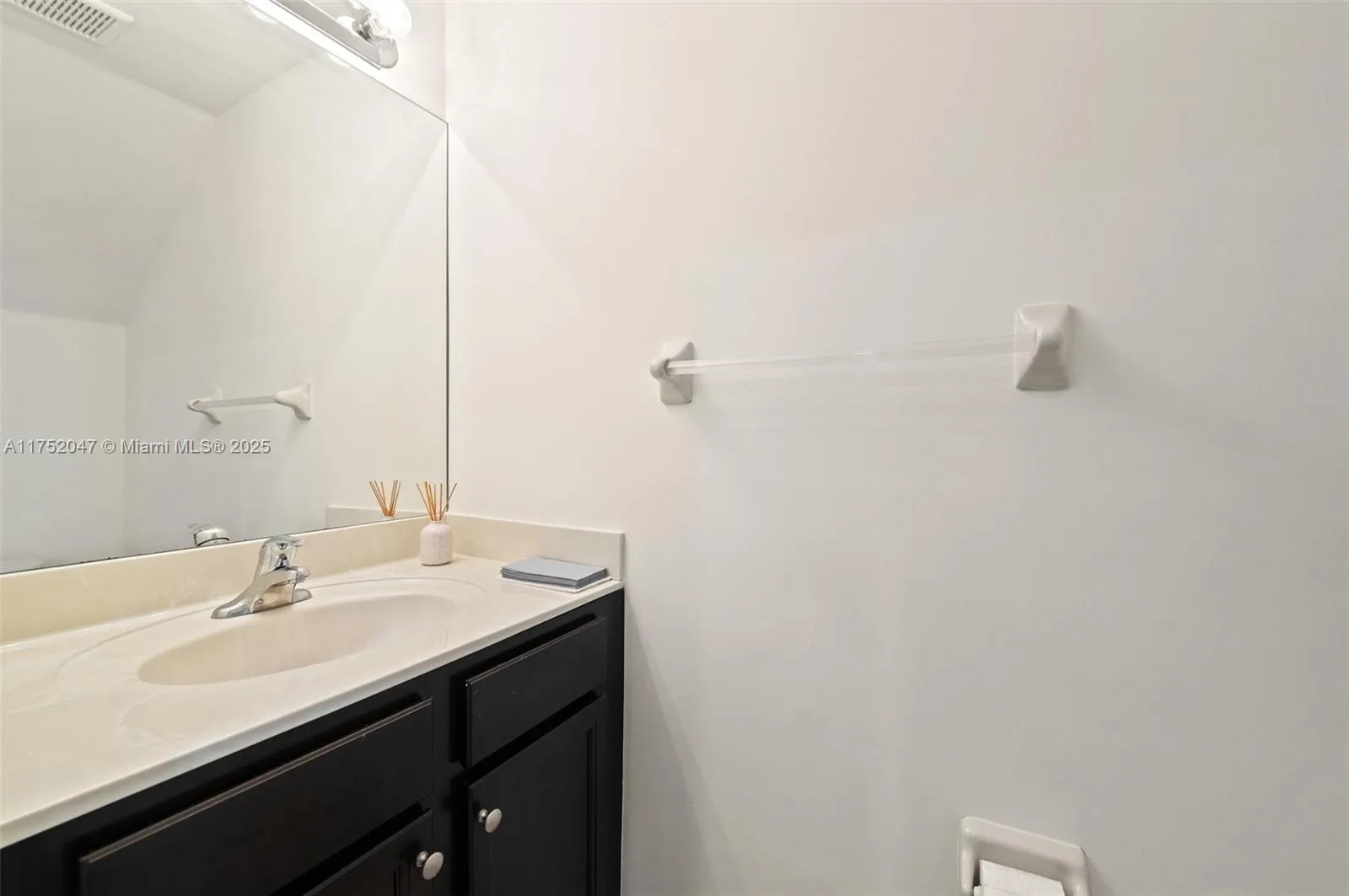 Miami, Florida 33196, United States, 2 Bedrooms Bedrooms, ,3 BathroomsBathrooms,Residential,Pending,83265