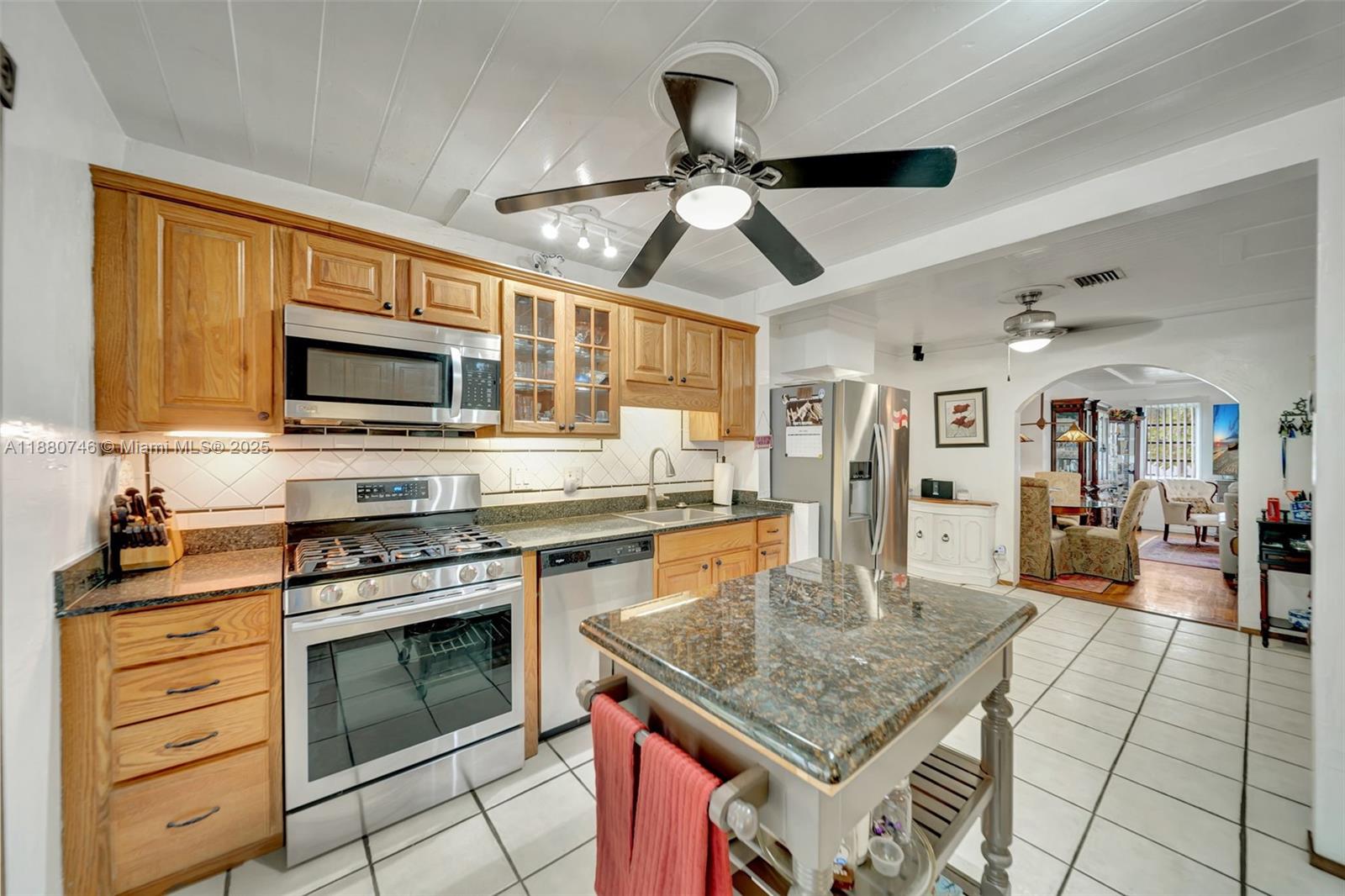 HOLLYWOOD LITTLE RANCHES - Residential