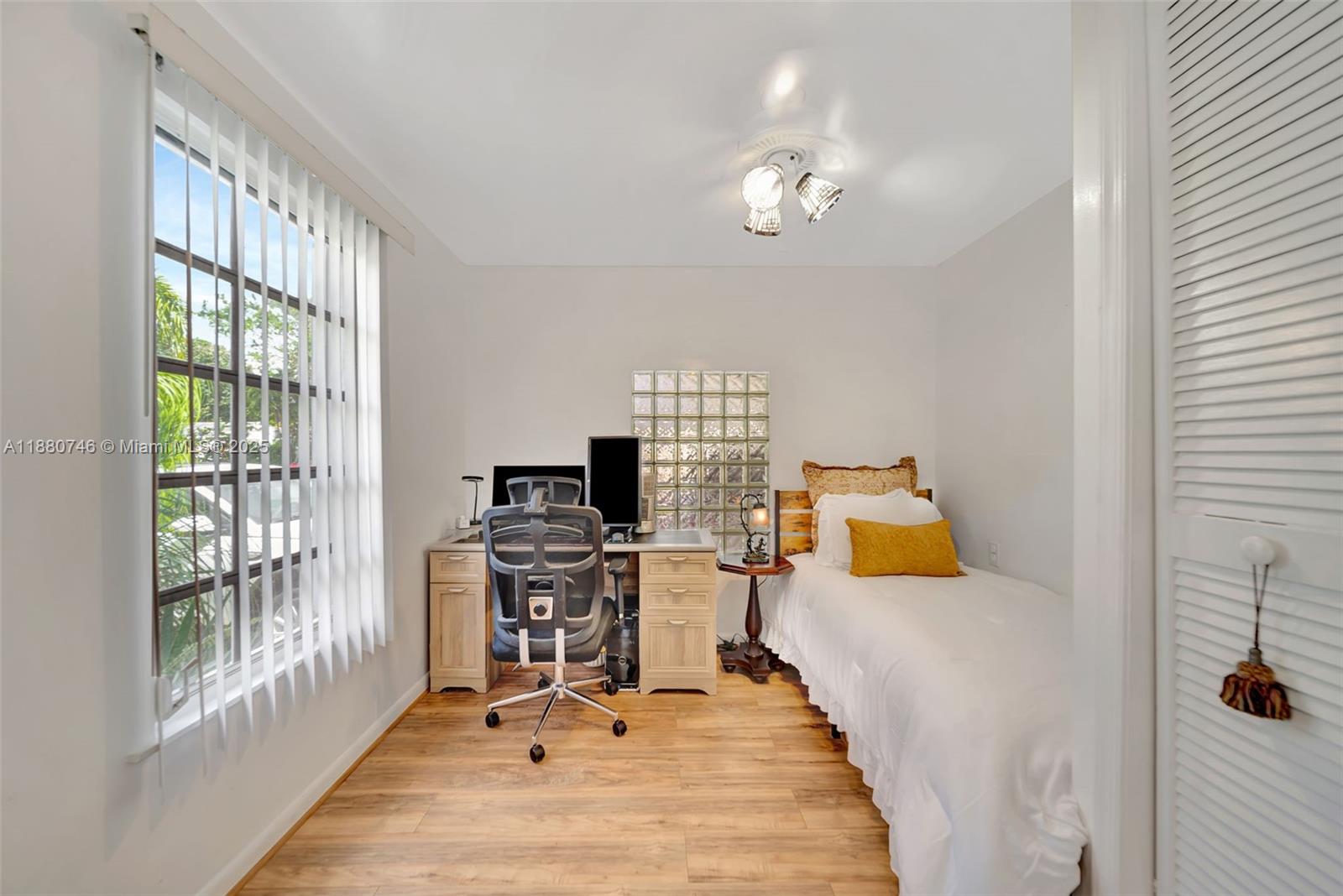 HOLLYWOOD LITTLE RANCHES - Residential