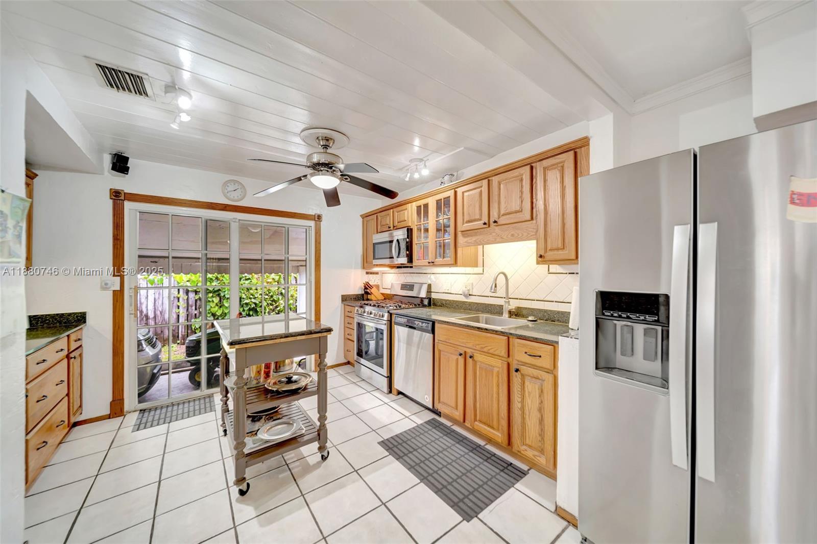 HOLLYWOOD LITTLE RANCHES - Residential