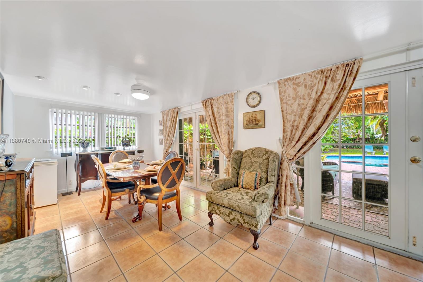 HOLLYWOOD LITTLE RANCHES - Residential