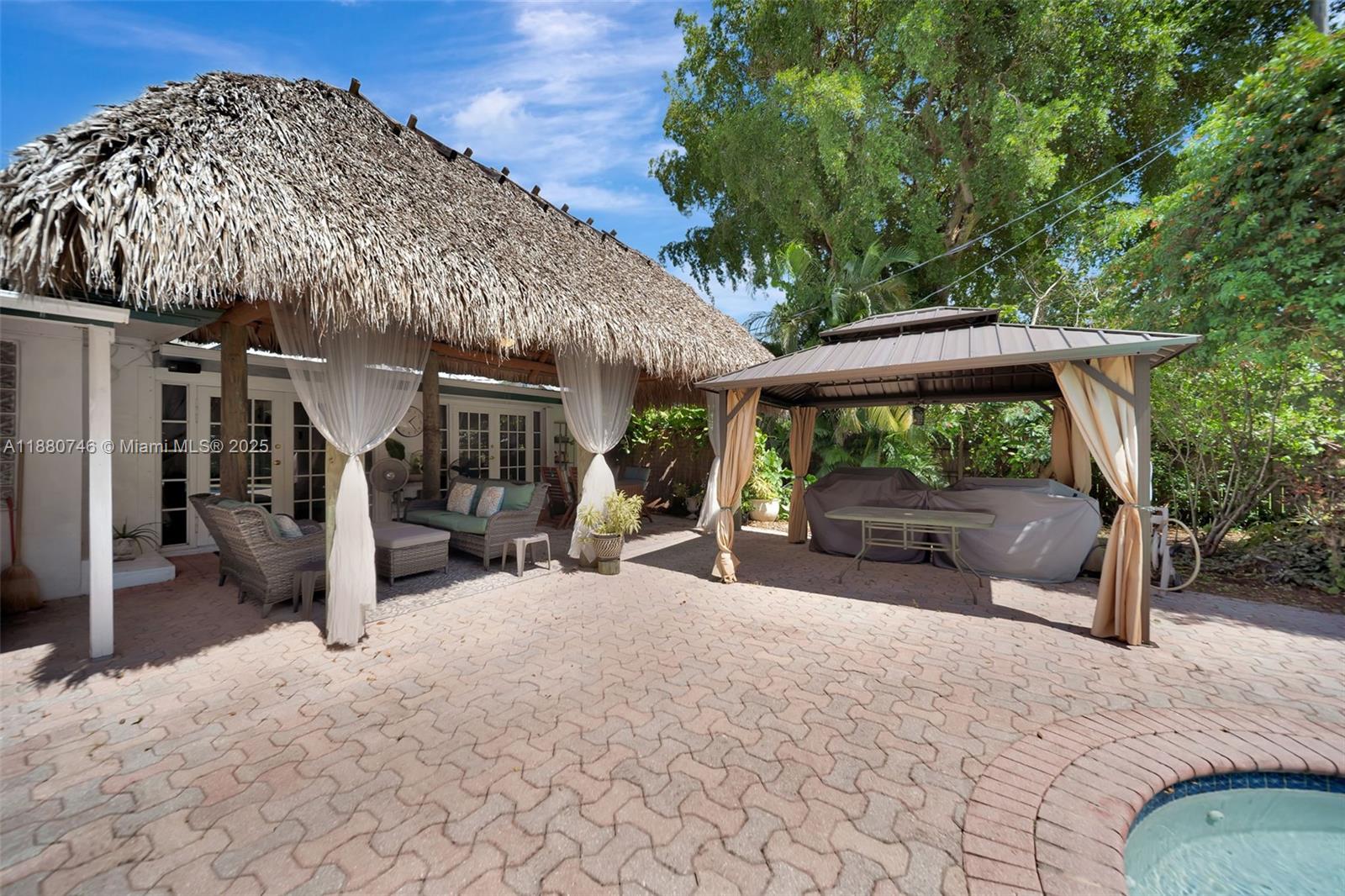 HOLLYWOOD LITTLE RANCHES - Residential