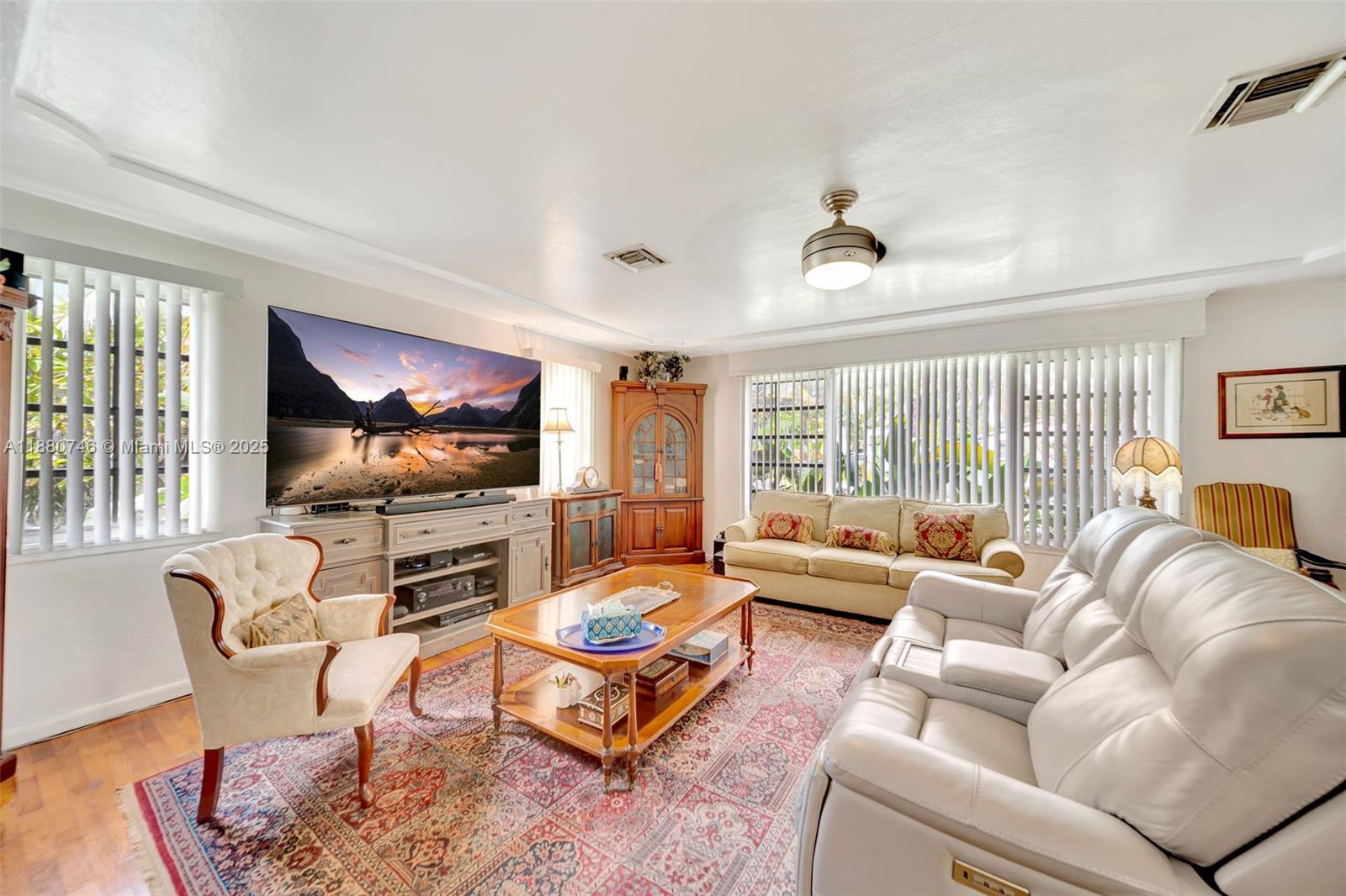 HOLLYWOOD LITTLE RANCHES - Residential