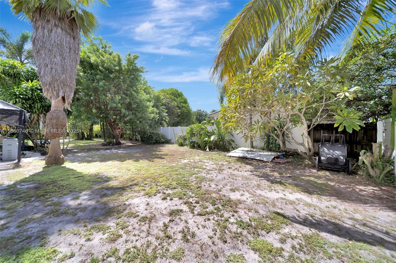 HOLLYWOOD LITTLE RANCHES - Residential