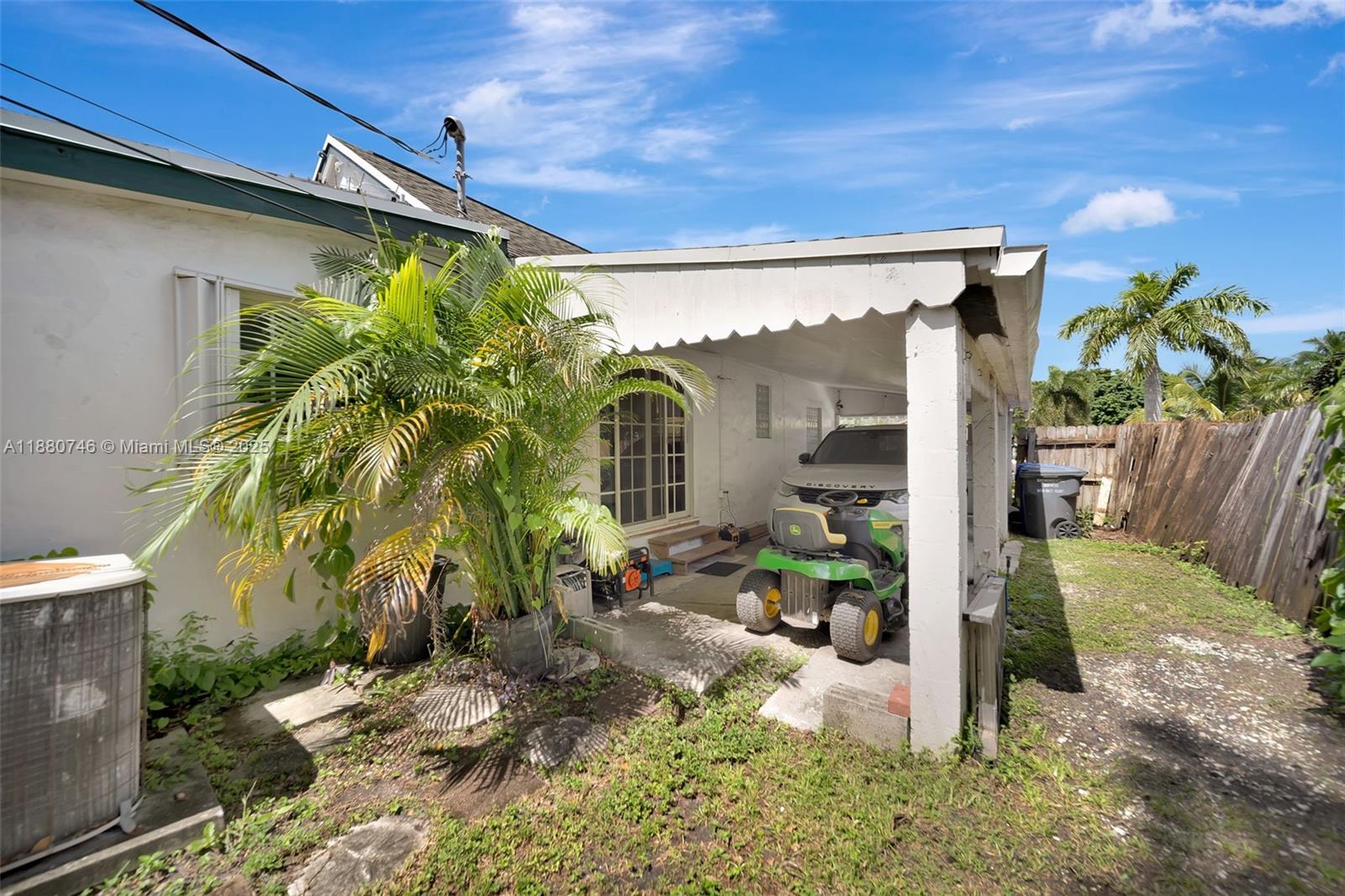 HOLLYWOOD LITTLE RANCHES - Residential