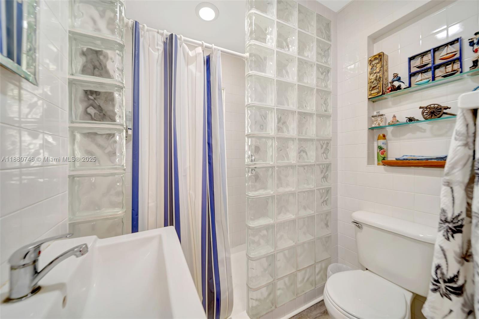 HOLLYWOOD LITTLE RANCHES - Residential