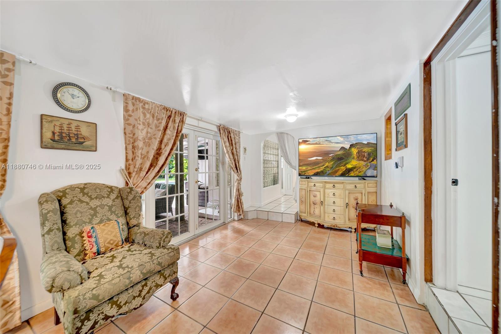 HOLLYWOOD LITTLE RANCHES - Residential