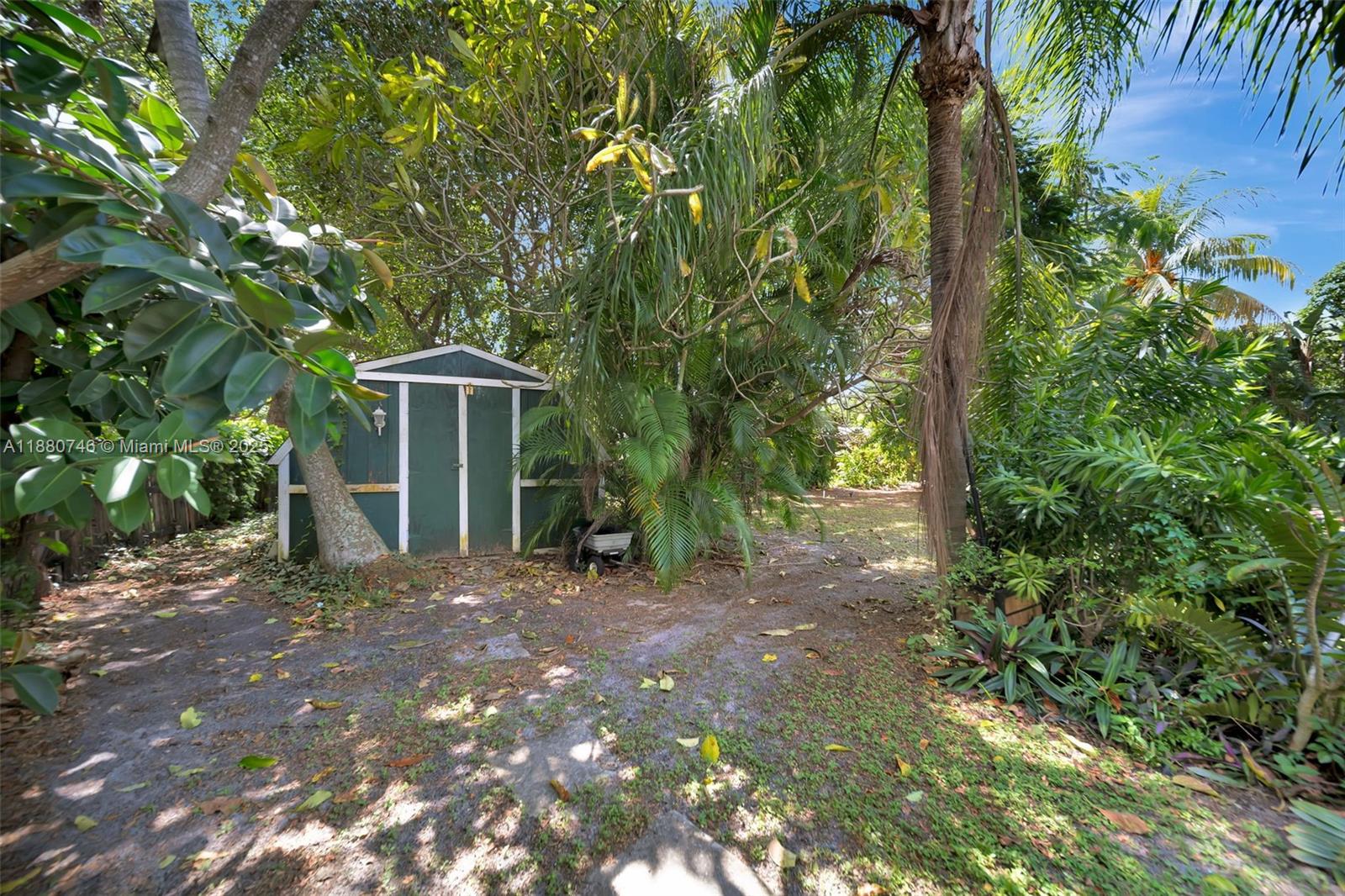 HOLLYWOOD LITTLE RANCHES - Residential