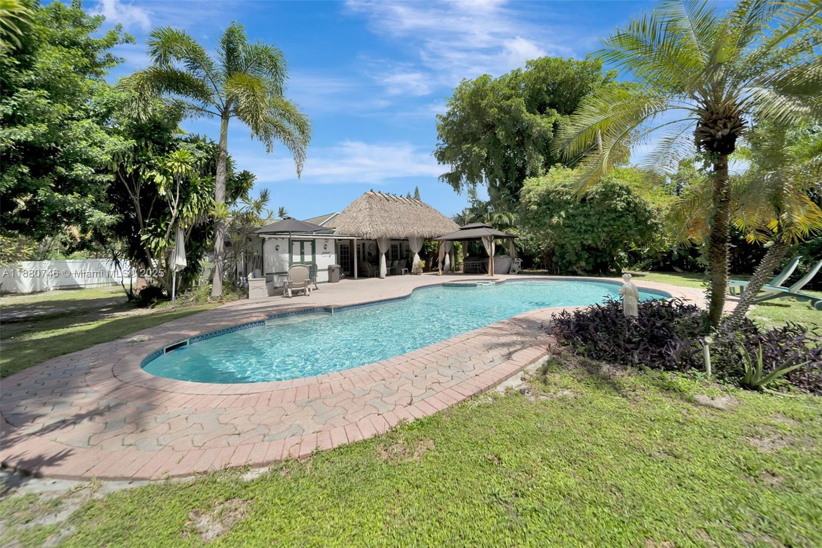 HOLLYWOOD LITTLE RANCHES - Residential