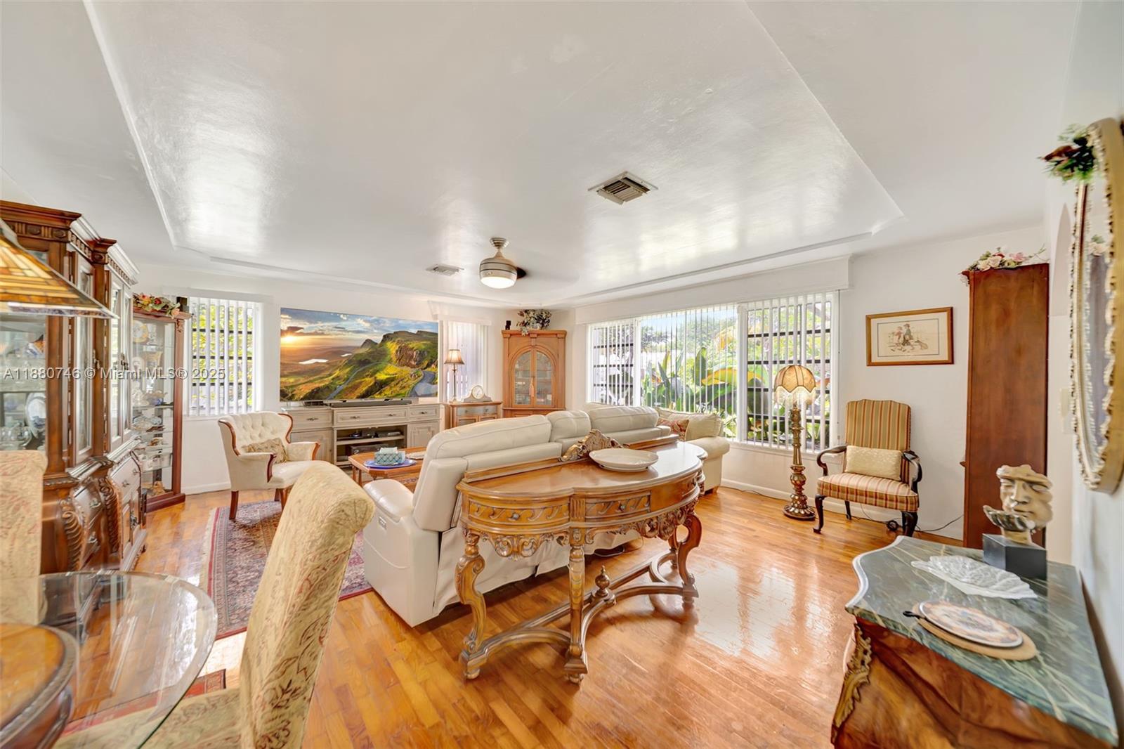 HOLLYWOOD LITTLE RANCHES - Residential