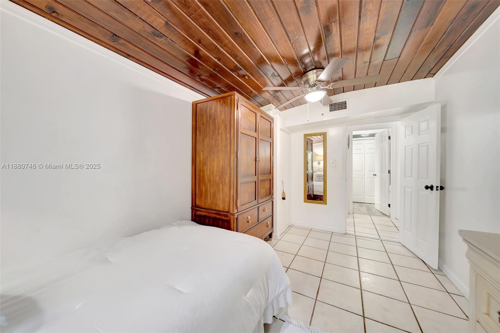 HOLLYWOOD LITTLE RANCHES - Residential