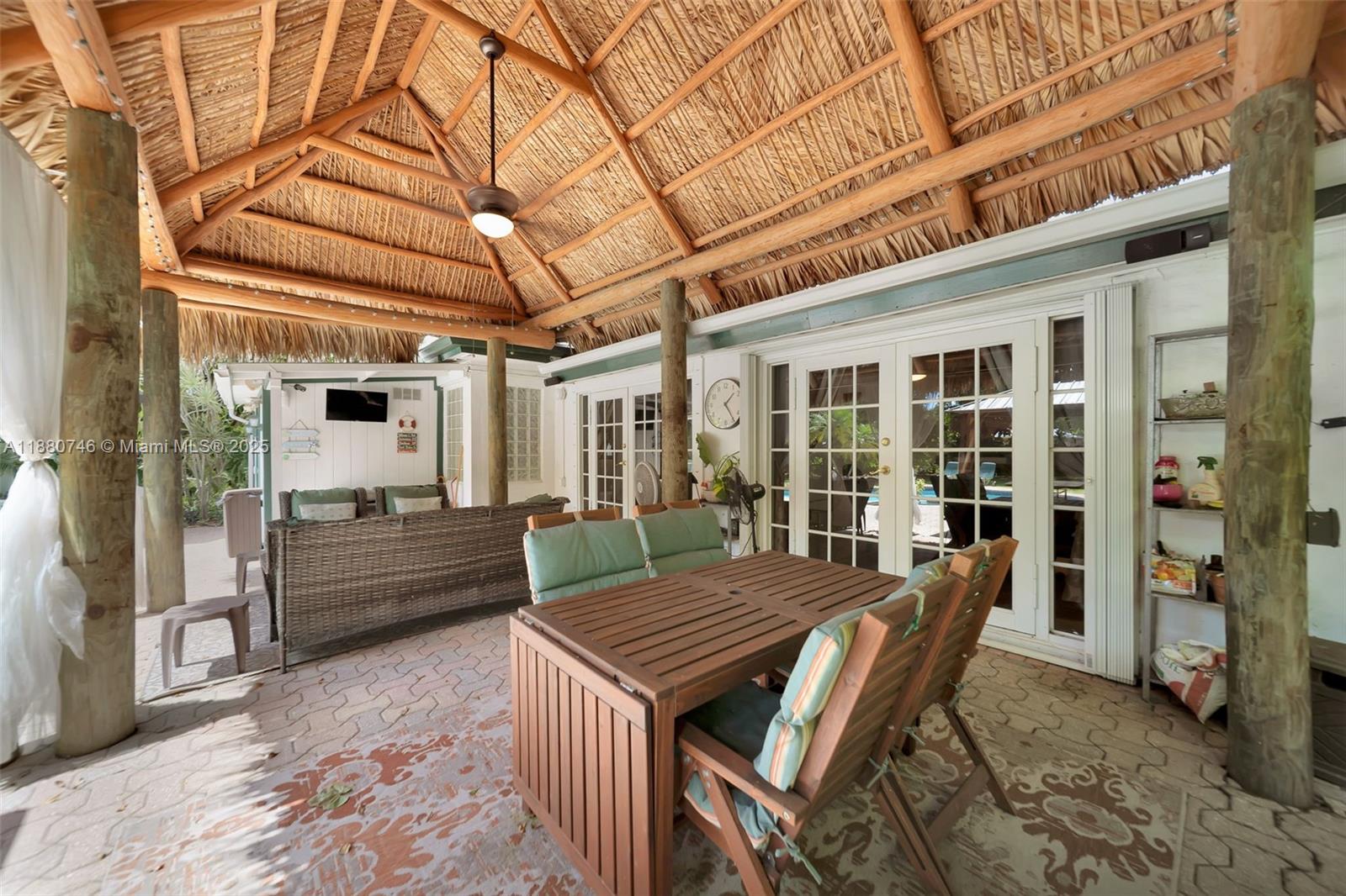 HOLLYWOOD LITTLE RANCHES - Residential