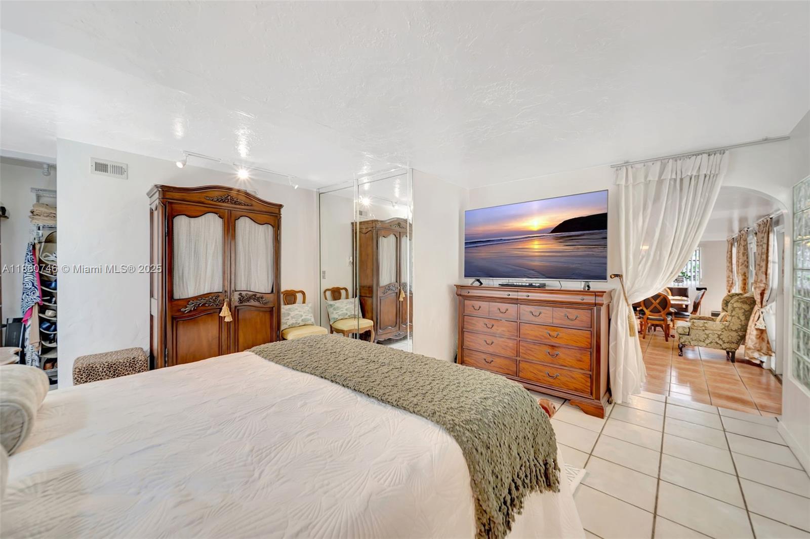 HOLLYWOOD LITTLE RANCHES - Residential