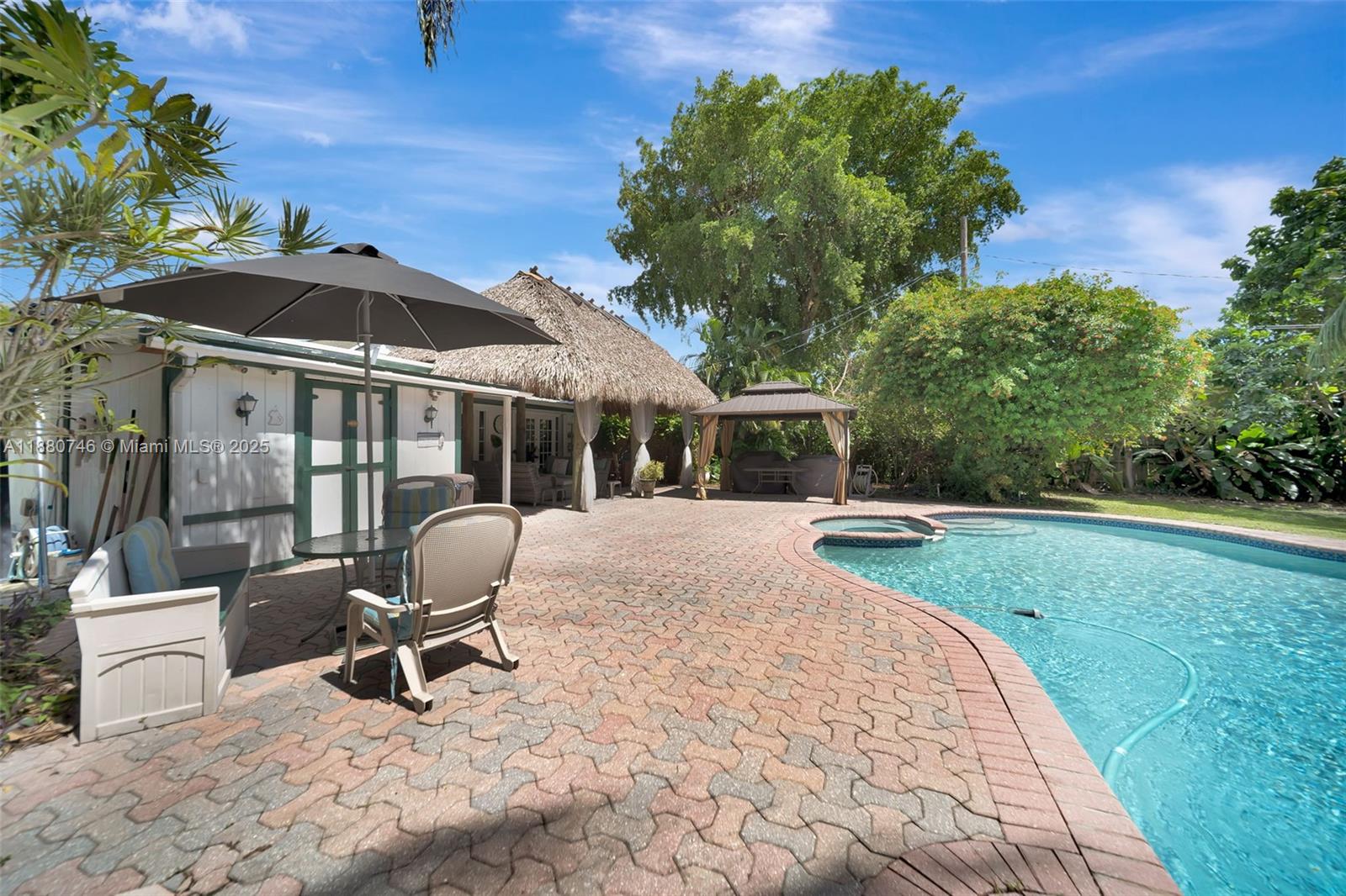 HOLLYWOOD LITTLE RANCHES - Residential