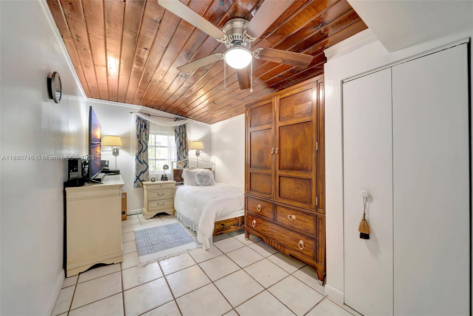 HOLLYWOOD LITTLE RANCHES - Residential