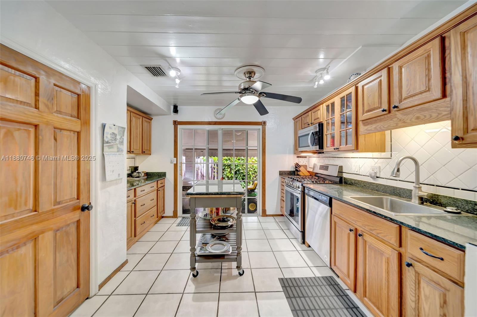 HOLLYWOOD LITTLE RANCHES - Residential