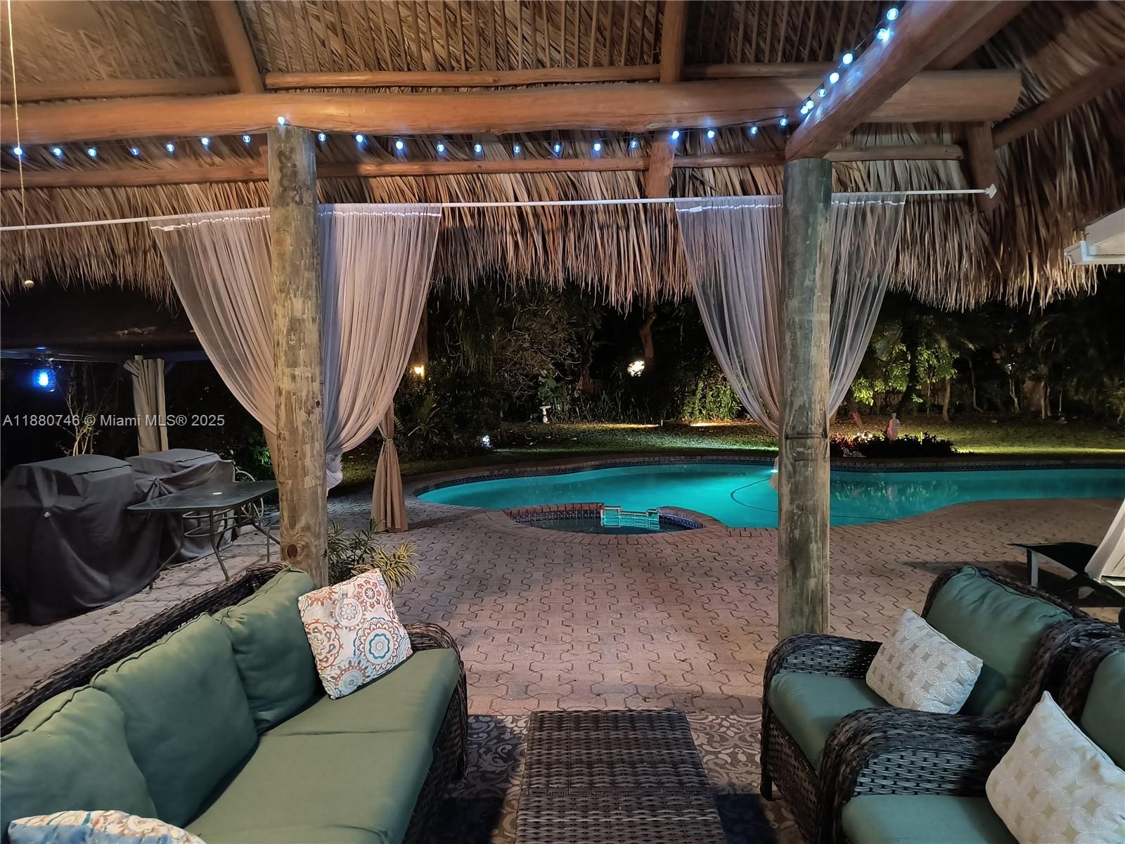 HOLLYWOOD LITTLE RANCHES - Residential