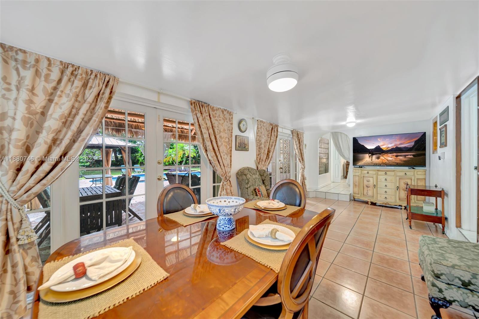 HOLLYWOOD LITTLE RANCHES - Residential